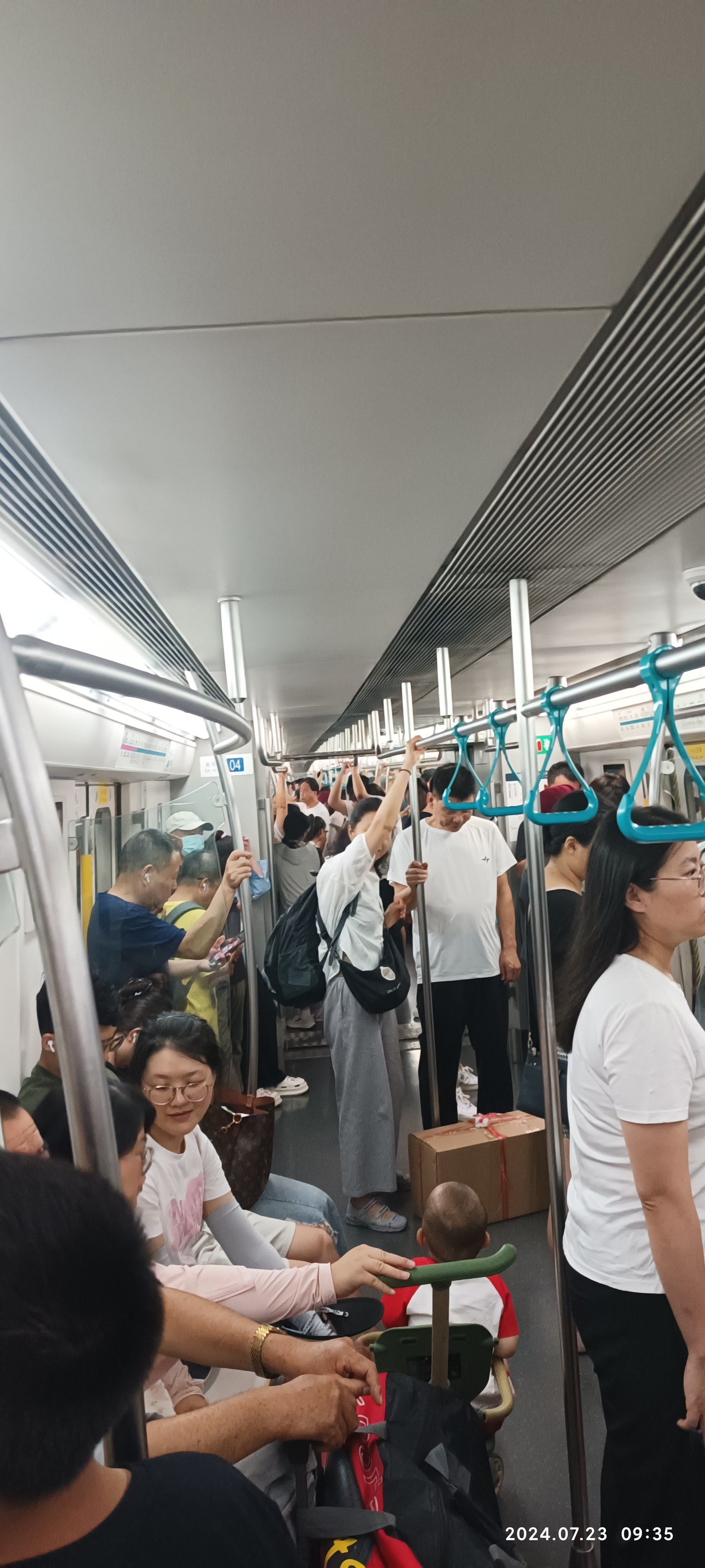 天天领红包 北京地铁人真多,做了十几站都在站着没座位