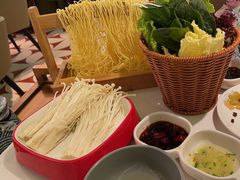 -洪氏嗨捞·广东猪肚鸡·椰子鸡火锅(西咸万象城店)