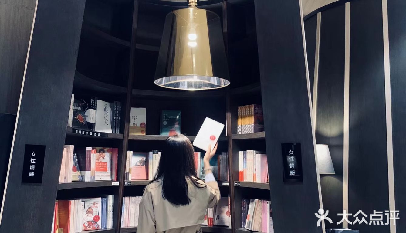 打卡钟书阁，在里面待不过10分钟就出来了