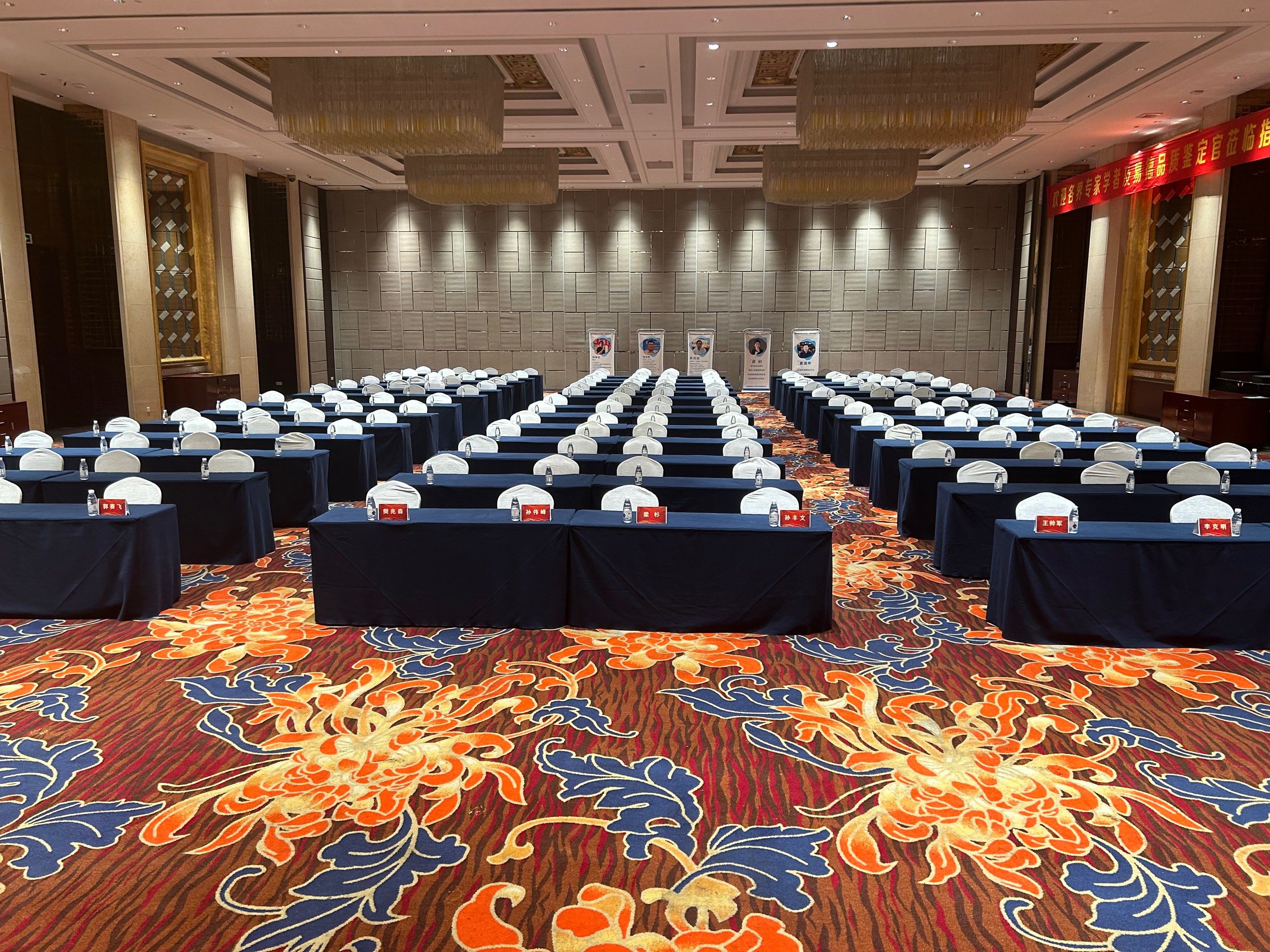 这里拥有高端大气的会议室,先进完备的多媒体设备,为您的会议提供坚实