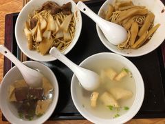 -松树干拌面店