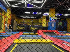 -爱蹦iBOON蹦床运动馆(江汉店)