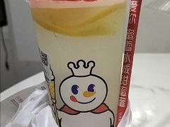 -蜜雪冰城(万达广场外B号门门口外集装箱店)