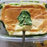 奶酥的抹茶味会比面包里的重，颜色也更深