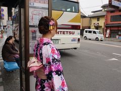 穿了和服乘公交-京都冈本和服体验租赁店(祗园店)