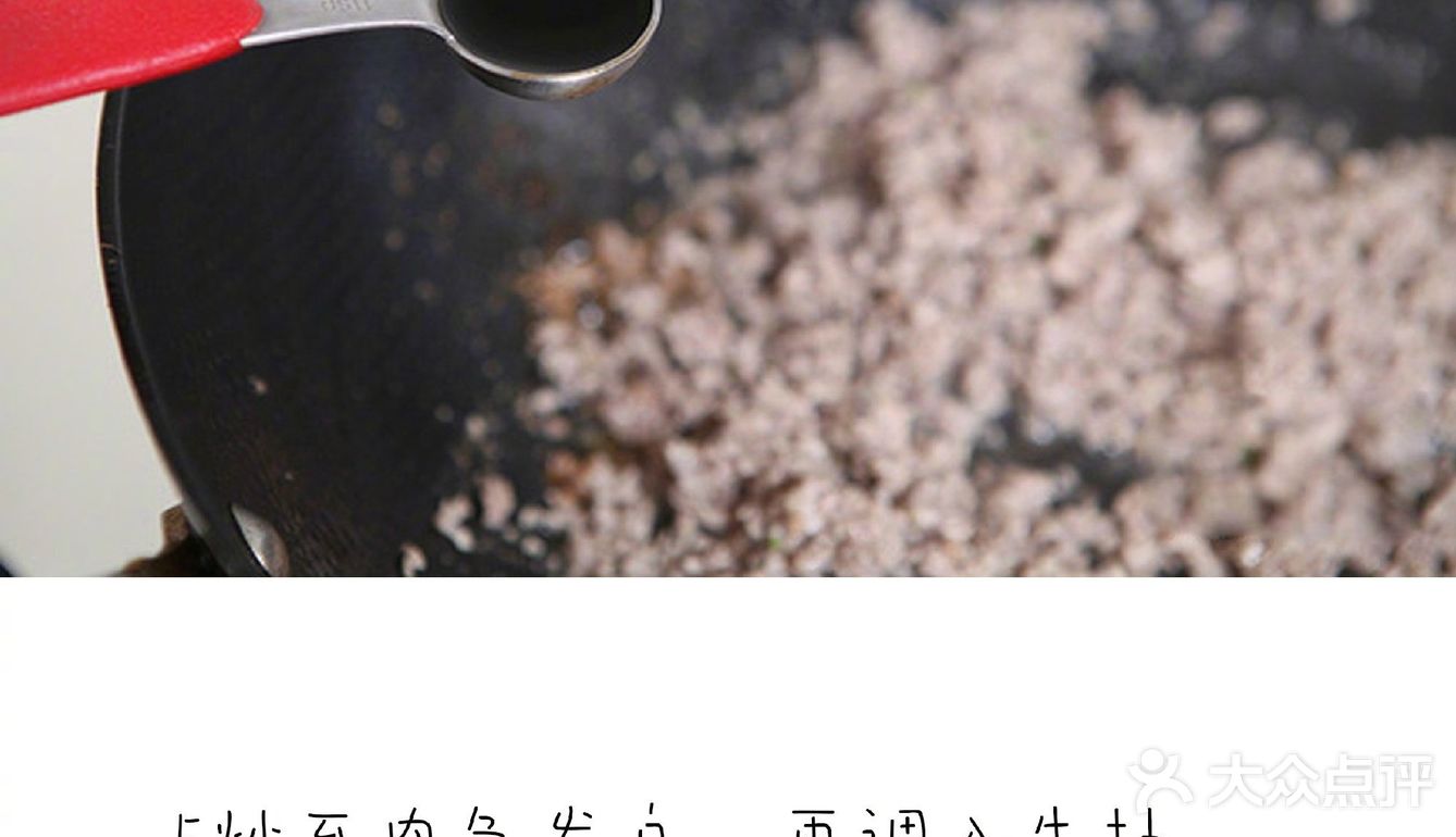 土豆500g，猪肉馅500g，洋葱1个，鸡蛋1个