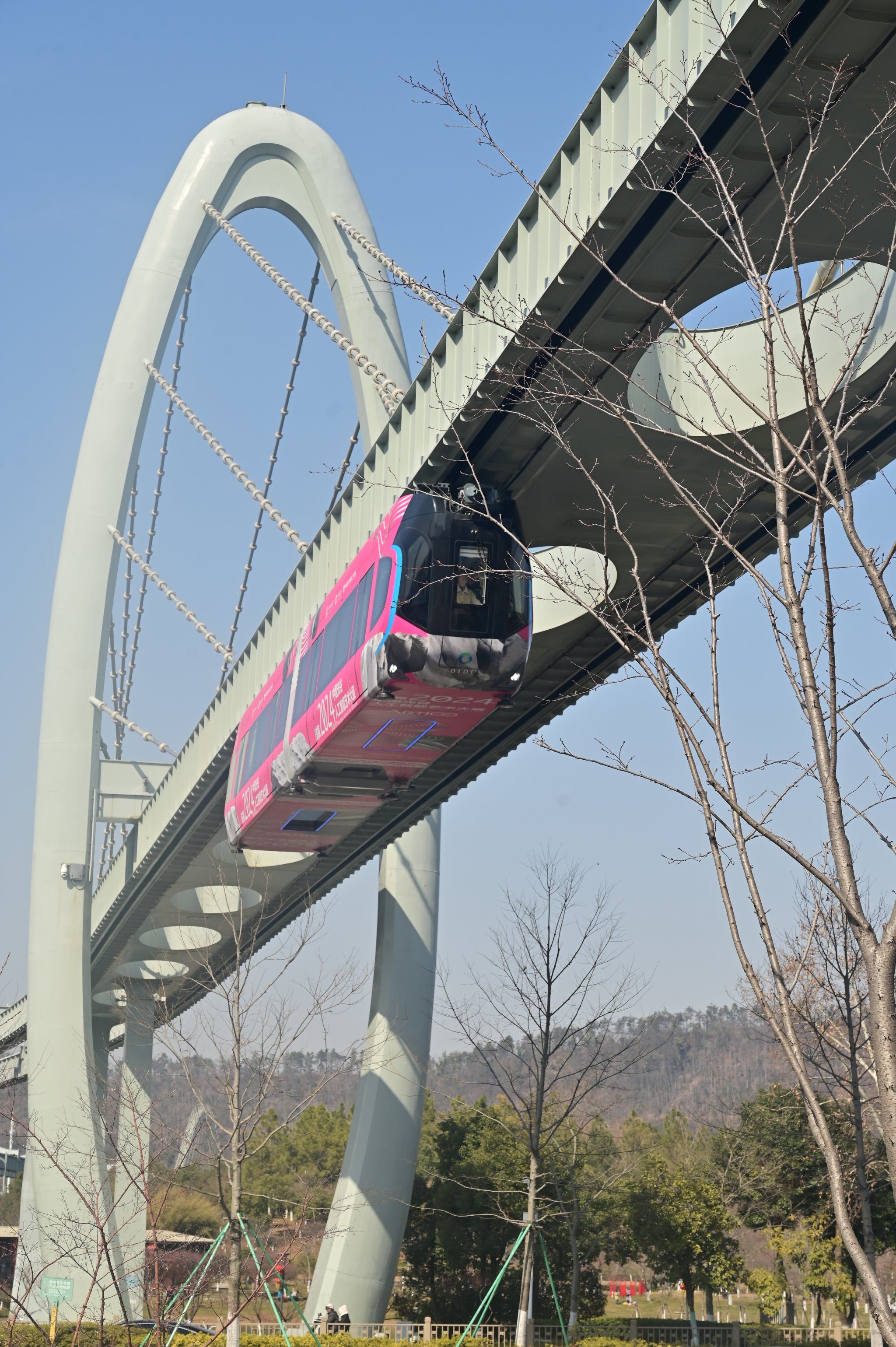 都是在轨道上面跑的
这种挂着行驶的空轨还是比较新颖的
不少人都