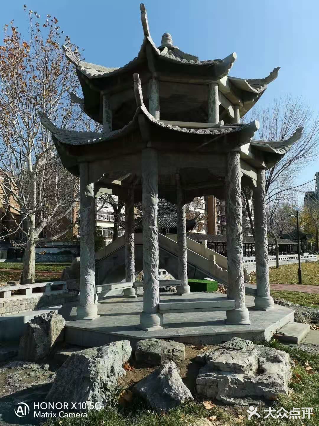 人们也是不惧寒冬，在这金色的花园里