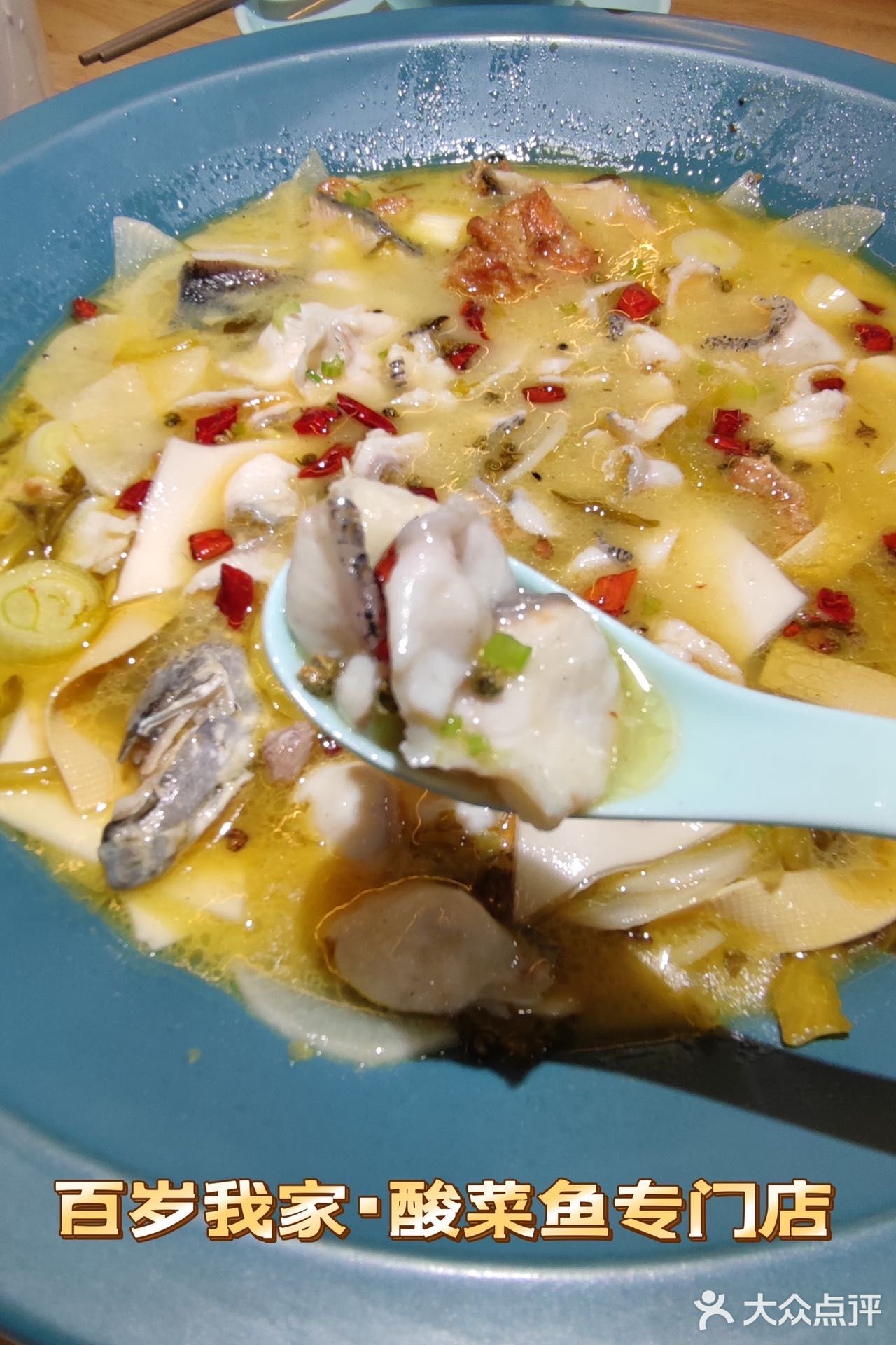 辣度可以选的，撒上了微辣粉很入味，啃起来很香