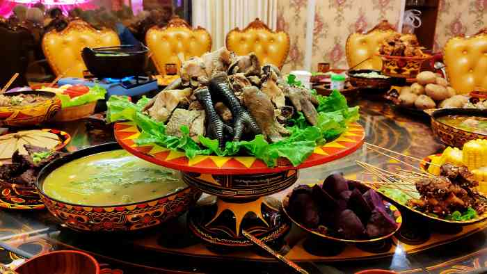 凉山风彝族文化餐厅-"[薄荷]环境:有民族特色的餐厅:首先映.