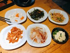 餐位小菜-极简·炭火烤肉主题餐厅·龙虾烧烤·烤羊排(宝龙店)