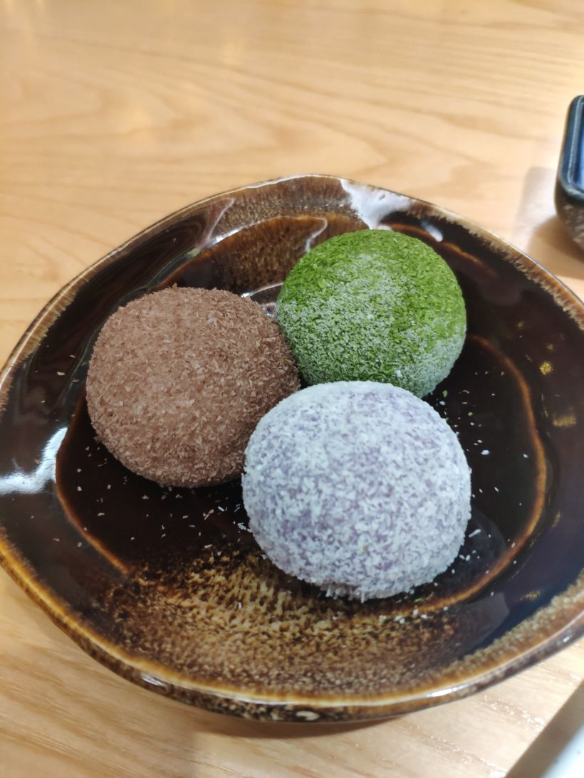 三色大福,三个不同味道与色彩十分好看又好吃.