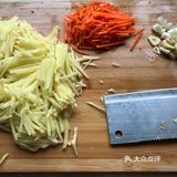 来一盘香喷喷的土豆丝盖浇饭吧
