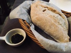 餐前面包配自制橄榄菜-ALBERGUE 1601 婆仔屋葡国餐厅