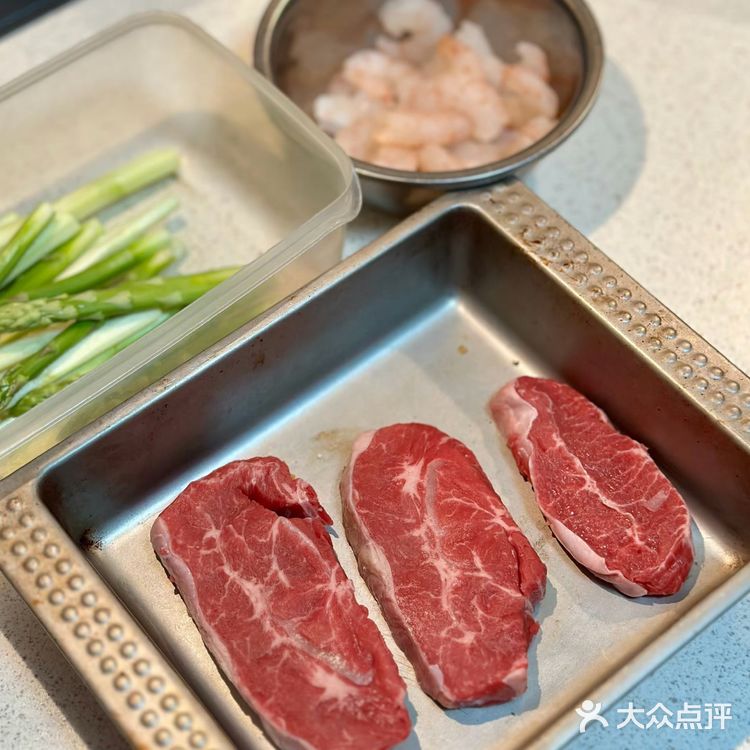 煎牛排配芦笋和蘑菇，煎虾仁沙拉，主食吃玉米粑粑