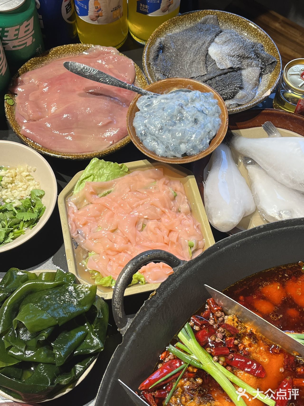 一边吃火锅，一边撸猫是种什么体验！