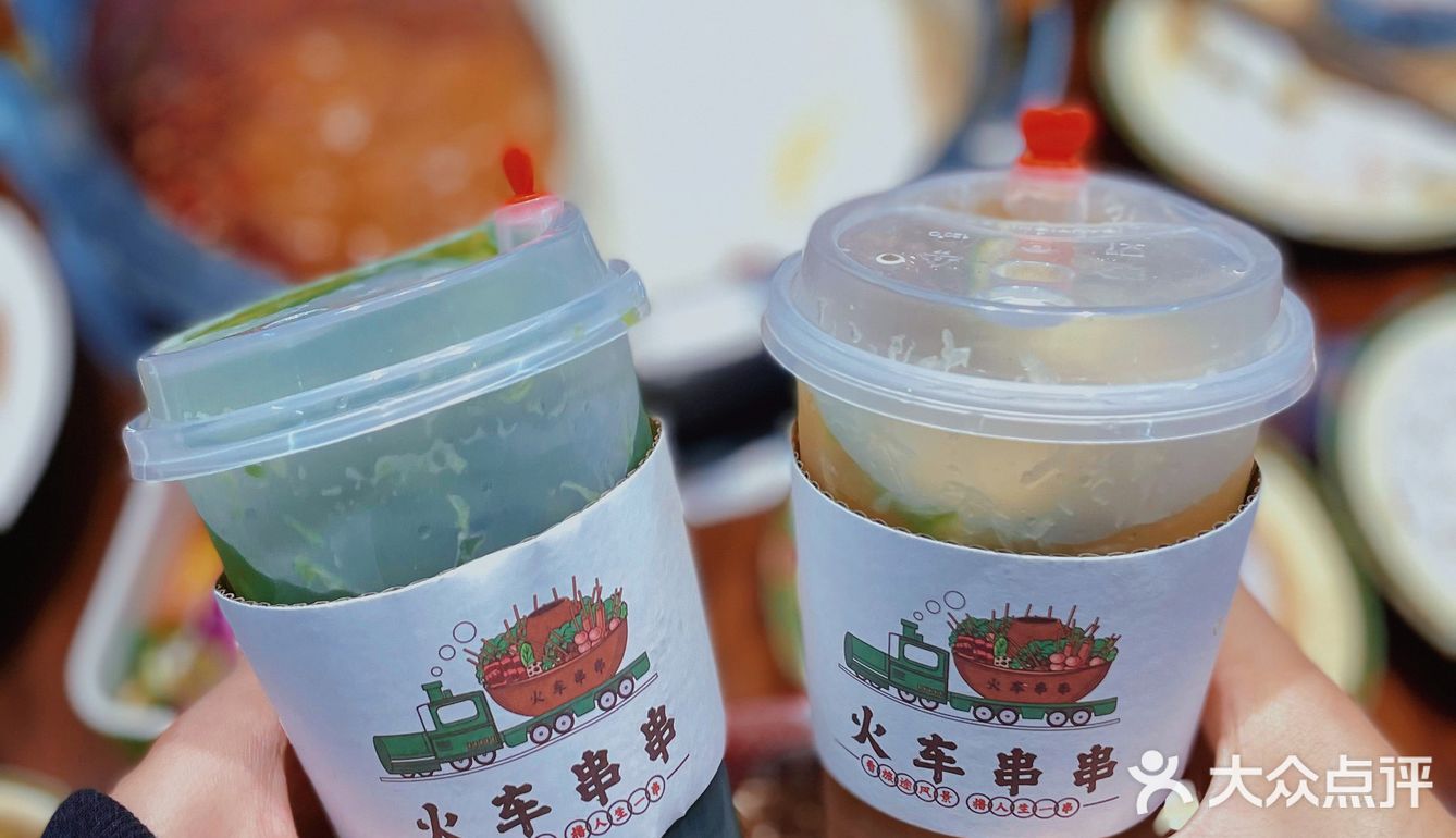 坐在火车里吃串串火锅是种什么体验⁉️