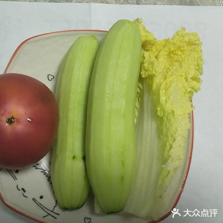 步骤1 将黄瓜去皮切滚刀块，白菜切丝