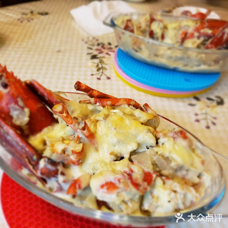 摆盘，然后在龙虾上放上马苏里拉奶酪