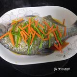 葱切好，鱼肚子塞点生姜和葱，剩下的姜和葱段铺在鱼身上