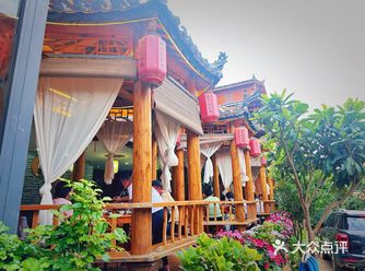 饭可以晚点吃，但是位置得提前占