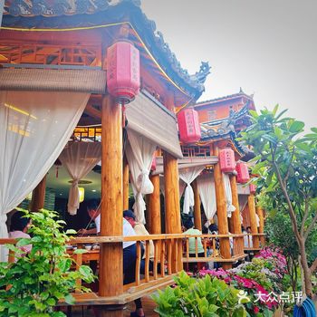 饭可以晚点吃，但是位置得提前占