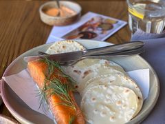 烟熏三文鱼配烤饺子皮和芥末籽酱-BOR Eatery(安福路店)