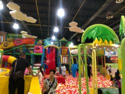 -维佳童话镇演出现场(徐东店)