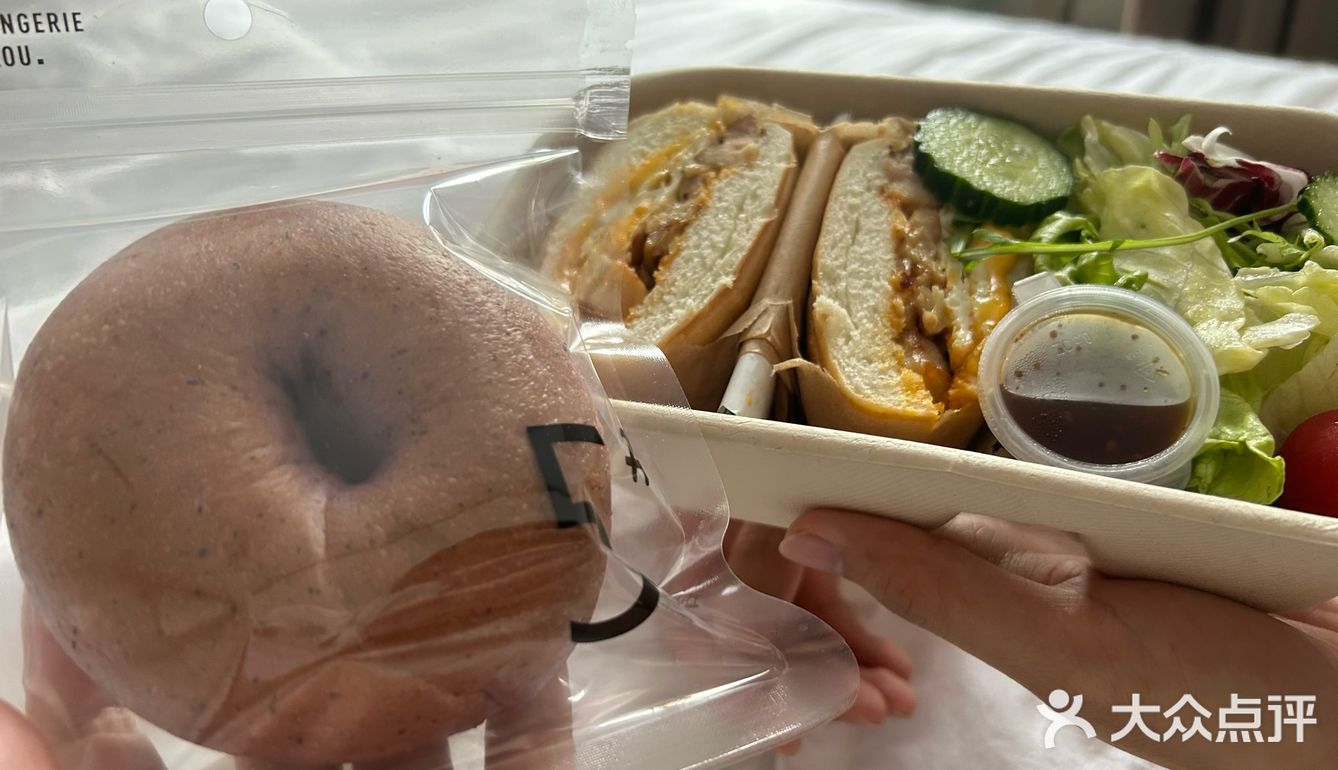 打卡五号面包店[调皮]