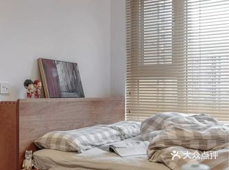 次卧是暂时父母偶尔居住的房间,所以定制了箱体床