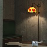 金鱼如悬在空中的吻，流影與光煥蔓延成詩。