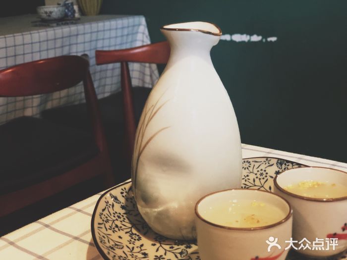 在湖边私厨小馆桂花酒图片