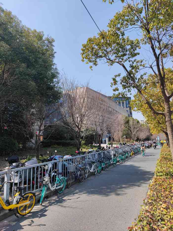 正大乐城(宝山店)-"真心呵呵了,停车场的电梯间浓浓的尿骚气,.