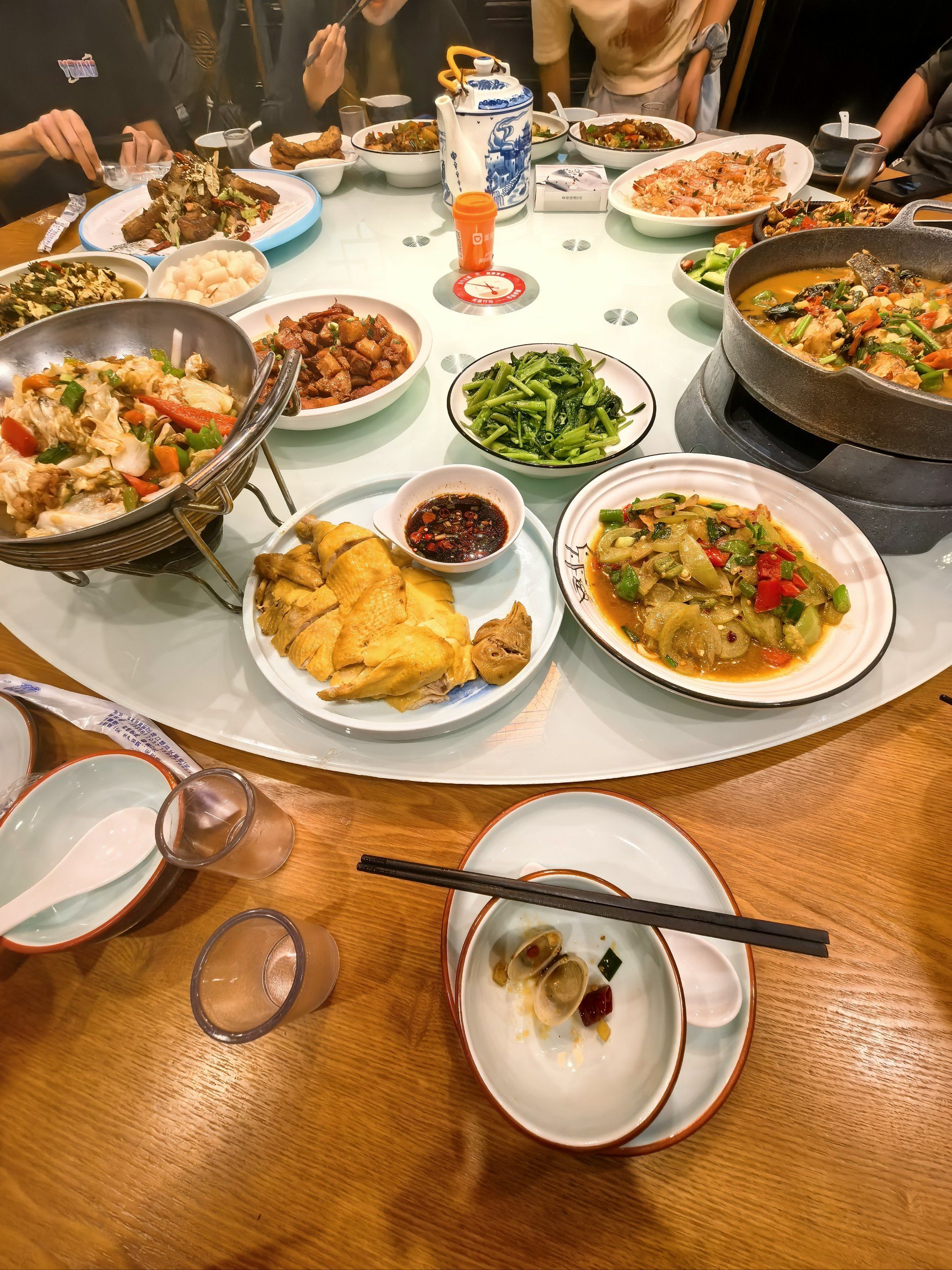 满桌佳肴好满足