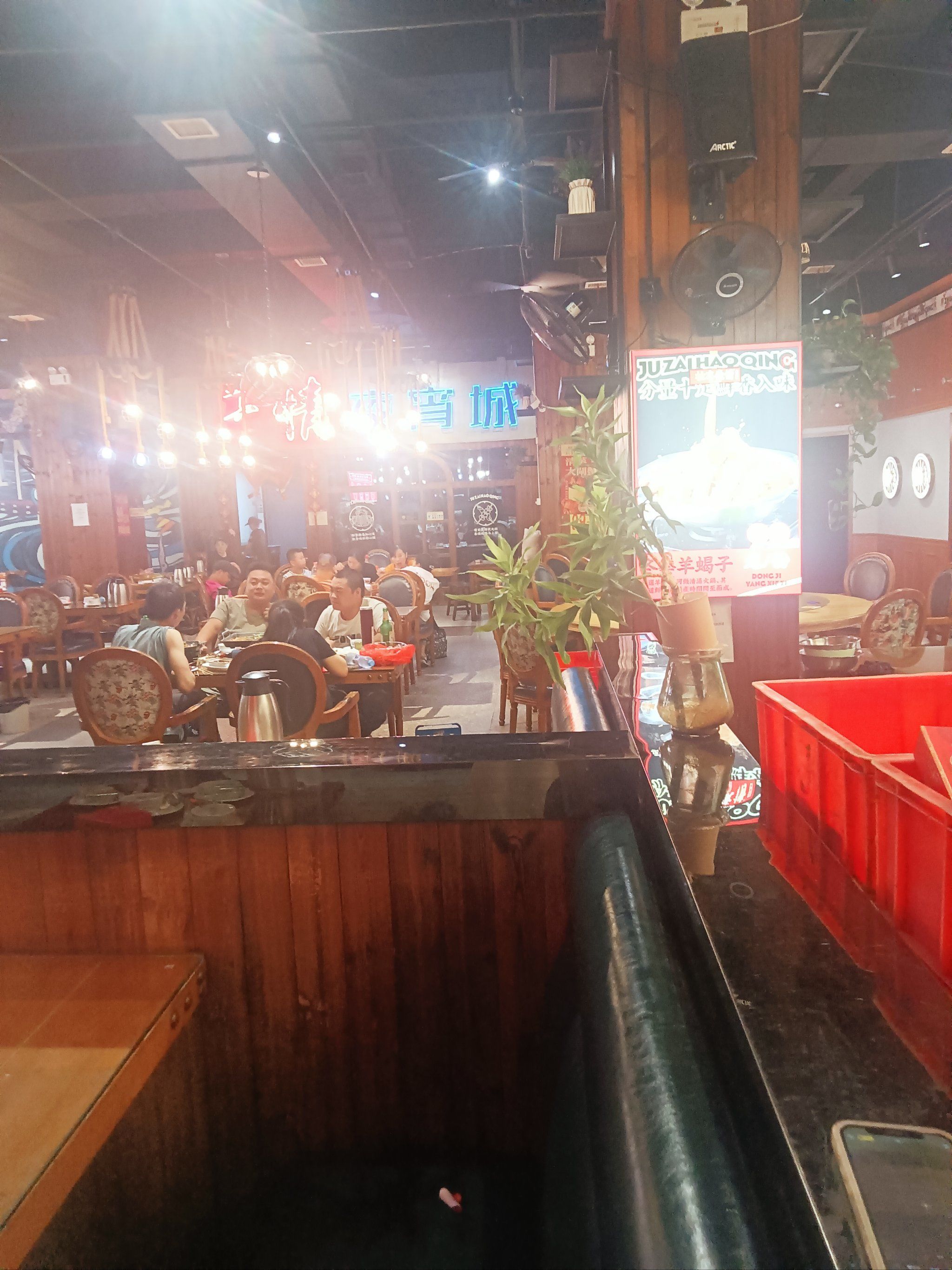 「壮志豪情夜宵城(农科路店)」店里的装修非常有特色,暖黄的灯光,复古