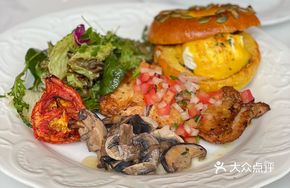 Pan-Seared Chicken Leg with Pumpkin and Bagel Meal