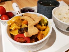 咖喱蔬菜盖浇饭-轻蔬不用等·素食(江苏路店)