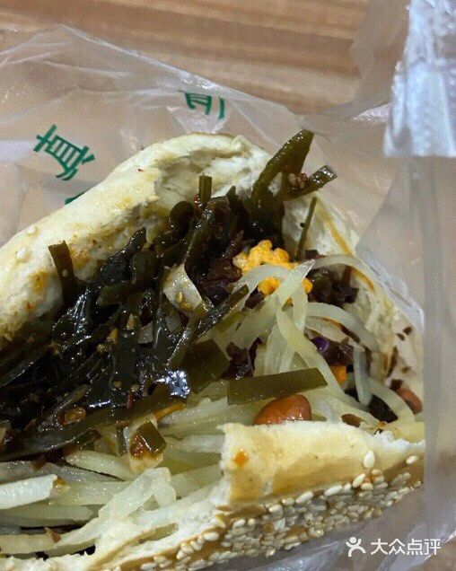 他家的燒餅是現打的,上面的芝麻香香的