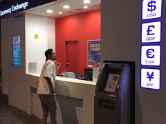 离境过第二道安检后的换钱柜台-吉隆坡国际机场