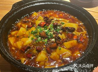 米浆做成的米豆腐 配上鸭板肠 很入味 回味甜甜的