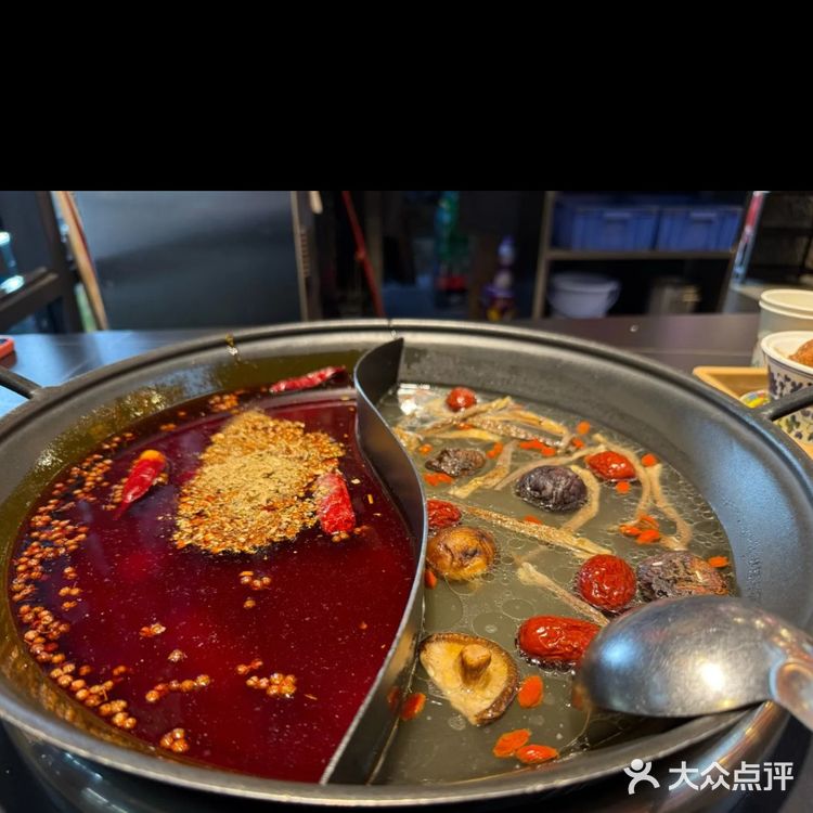 
麻辣鲜香必吃！鲜切牛肉空运毛肚地道川味火锅