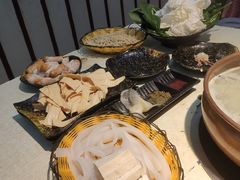 -洞庭洲·防空洞火锅·烧烤·铜锅涮肉(新百广场店)