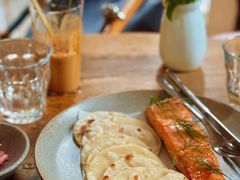 烟熏三文鱼配烤饺子皮和芥末籽酱-BOR Eatery(安福路店)