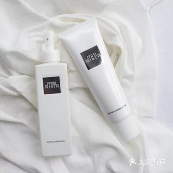 洗面奶推荐：深入净撤肌肤保证肌肤的健康状态，并且由于质地温和