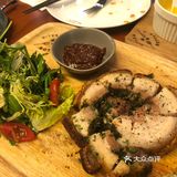 隐藏在平武路上的宝藏西餐厅，环境清幽，喝酒约会好去处