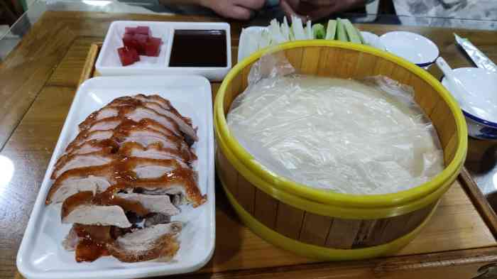 董立兵烤鸭店(山大店)-"一楼是收银和厨房,二楼别有洞天,有烟味,.