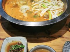 -野山舂·贵州现舂酸汤火锅(鸿通城店)