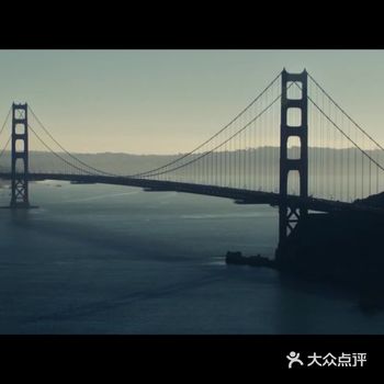 记得很早以前看过一部科幻电影，也有隐形人，自己套个塑
