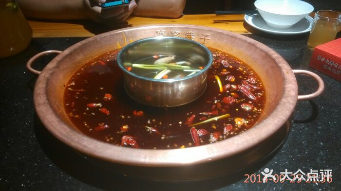 宽窄巷子老火锅菌汤鸳鸯锅图片
