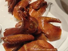 玻璃脆皮烤乳鸽-富力威斯汀酒店-中国元素中餐厅(武昌临江店)